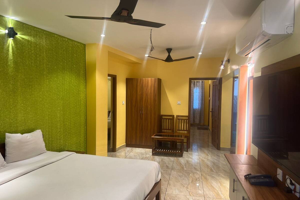 Hypo-allergenic bedding, desk, free WiFi, bed sheets