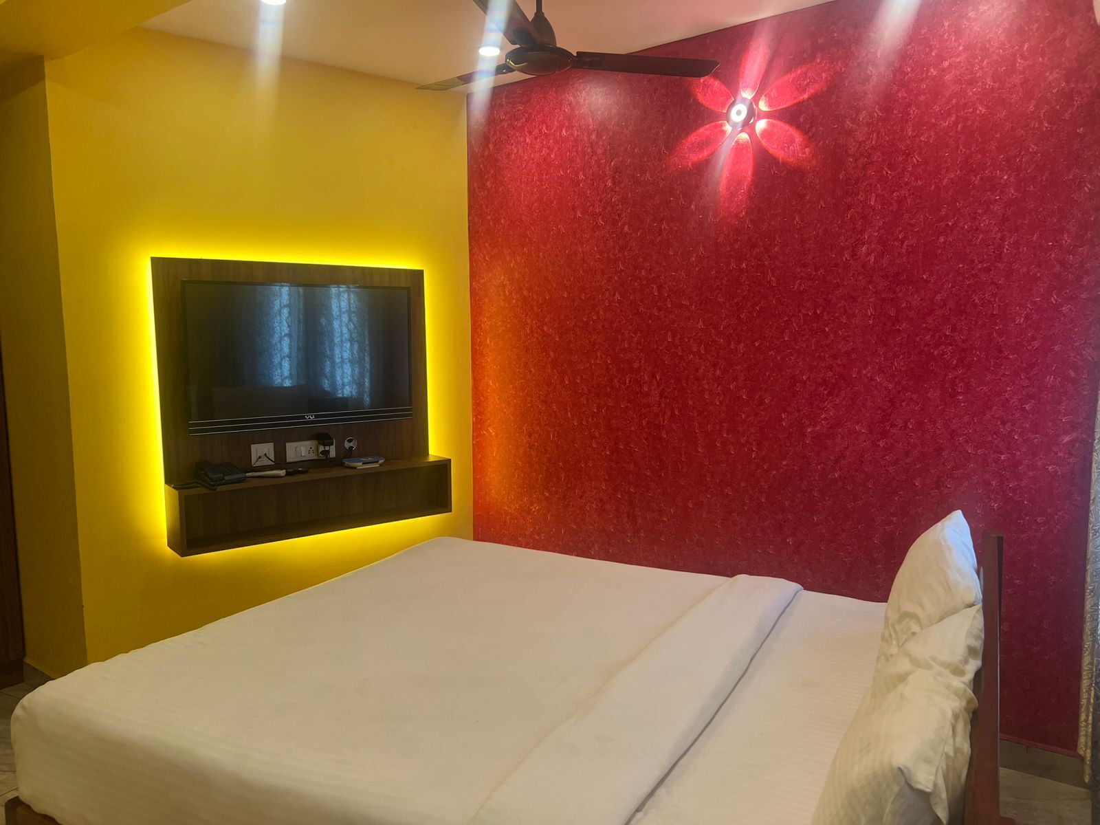 Hypo-allergenic bedding, desk, free WiFi, bed sheets