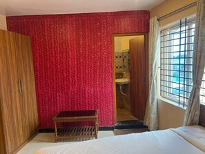 Standard Room | Hypo-allergenic bedding, desk, free WiFi, bed sheets - White Yellow Residency (Puducherry)