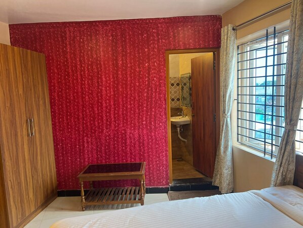 غرفة عادية | ملاءات للفراش لا تسبب الحساسية ومكتب وواي فاي مجانًا وملاءات أسرّة