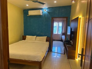 Standard Room | Hypo-allergenic bedding, desk, free WiFi - White Yellow Residency (Puducherry)
