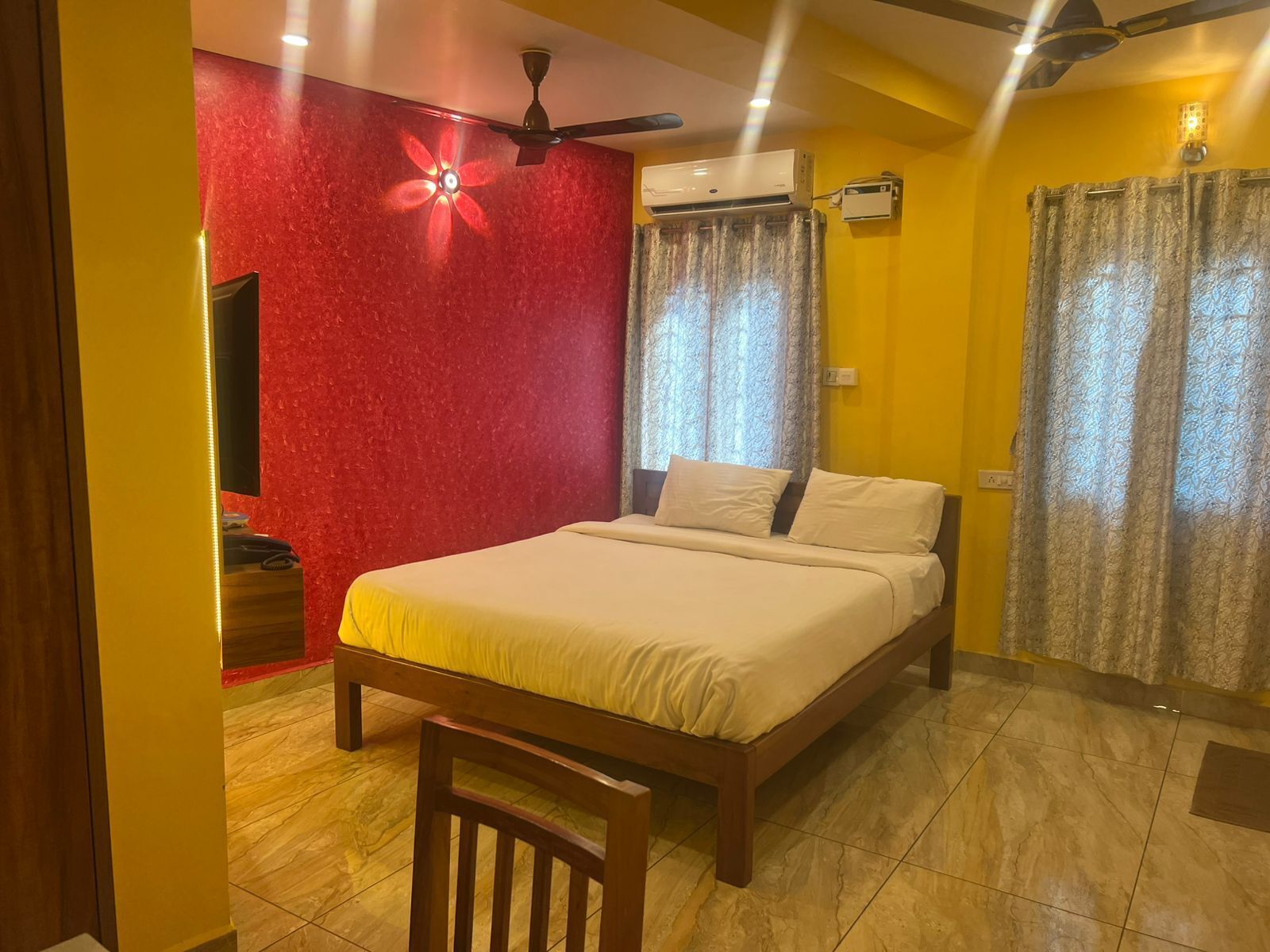 Hypo-allergenic bedding, desk, free WiFi, bed sheets