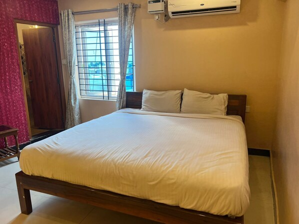 Standard Room | Hypo-allergenic bedding, desk, free WiFi - White Yellow Residency (Puducherry)