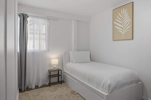 3 bedrooms, desk, WiFi, bed sheets