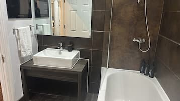 Dusche, Haartrockner, Handtücher