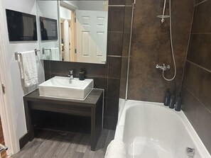 Dusche, Haartrockner, Handtücher