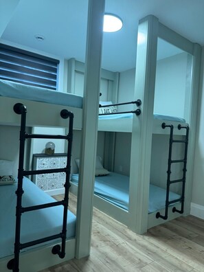 5 bedrooms, iron/ironing board, free WiFi, bed sheets - Sunset Paradise, Sauna & Jacuzzi  (Barry's bay)