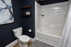 Hair dryer, towels, soap, shampoo - Sunset Paradise, Sauna & Jacuzzi  (Barry's bay)
