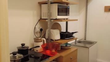 Kylskåp, mikrovågsugn, ugn och spishäll