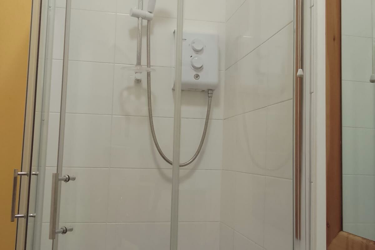 Chuveiro, toalhas de banho