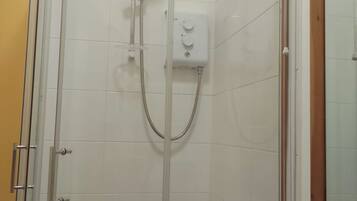 Chuveiro, toalhas de banho