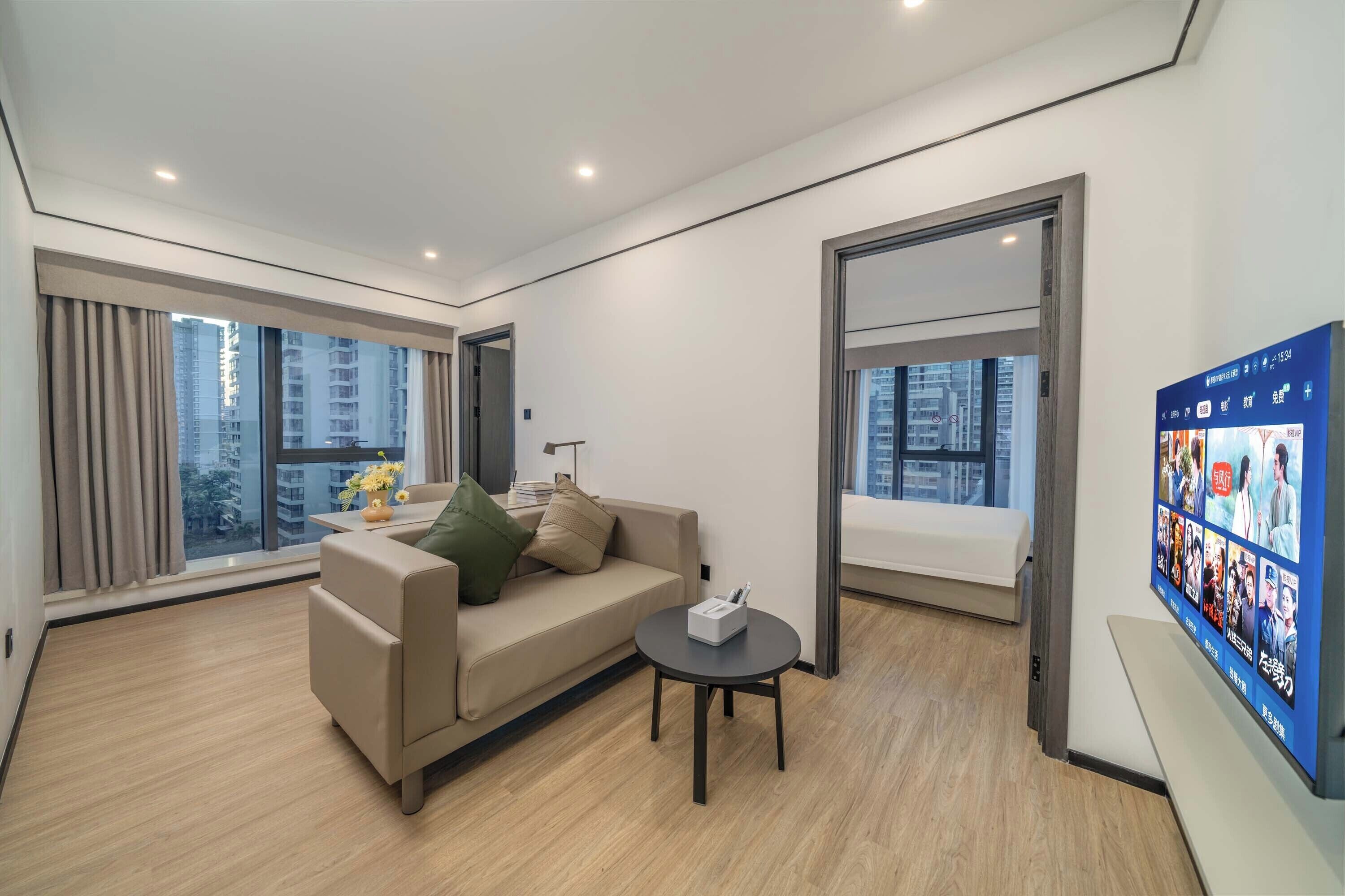 Luxe suite, uitzicht op stad | Woonkamer | Een televisie