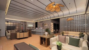 Ein modernes Wohnzimmer mit Sofa, Couchtisch und einer Küche im Hintergrund.