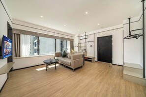 Premier-Suite, Stadtblick | Wohnzimmer | Fernseher