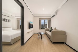 Desk, laptop workspace, blackout drapes, free WiFi - Dahua Group Xinn Hotel (Haikou)