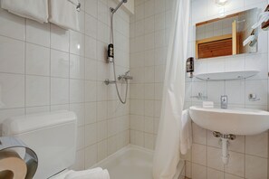 Shower, hair dryer, towels - Hotel Relais Alpin Single Ski In-Out 3, Les Mosses, Switzerland (Les Mosses)