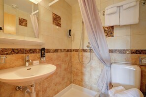 Douche, s èche-cheveux, serviettes fournies