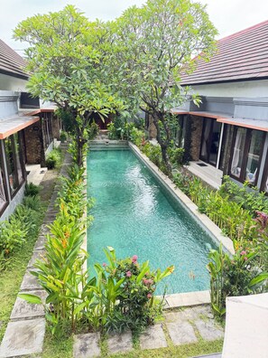 Una piscina al aire libre