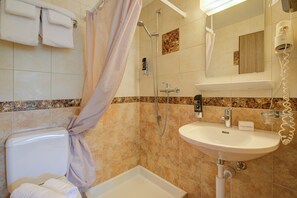 Ducha, secador de pelo y toallas