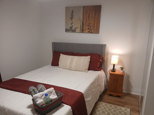 Chic and cozy escape, mins to Thermea spa,Iroquois centre, 401 & Downtown Whitby