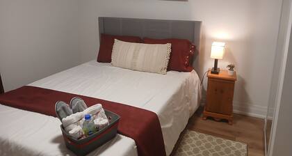 Chic and cozy escape, mins to Thermea spa,Iroquois centre, 401 & Downtown Whitby