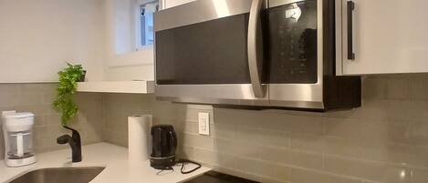 Réfrigérateur, four à micro-ondes, un four, surface de cuisson