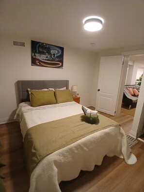 Tabla de planchar con plancha, wifi y ropa de cama 