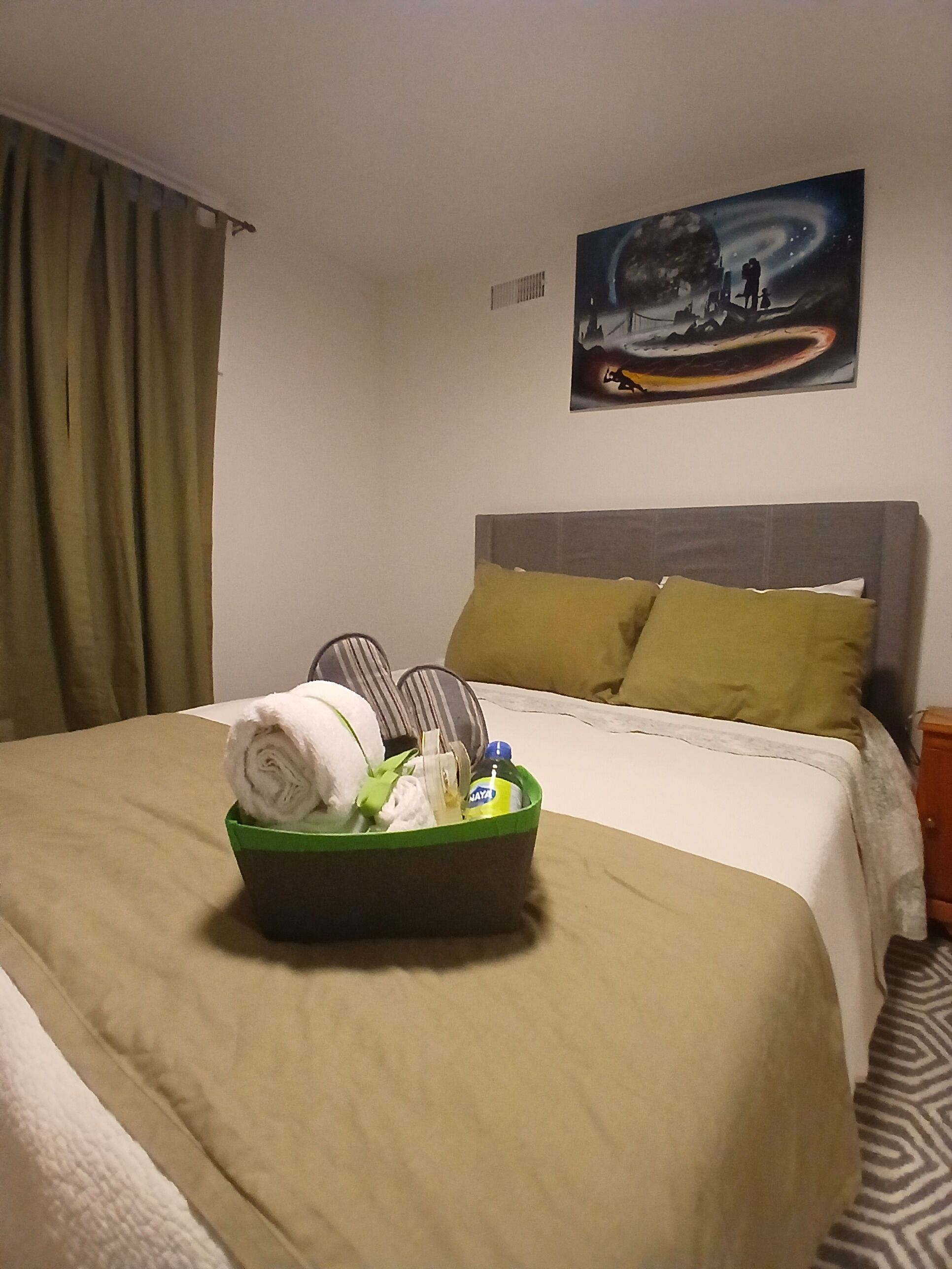 2 bedrooms, desk, iron/ironing board, WiFi