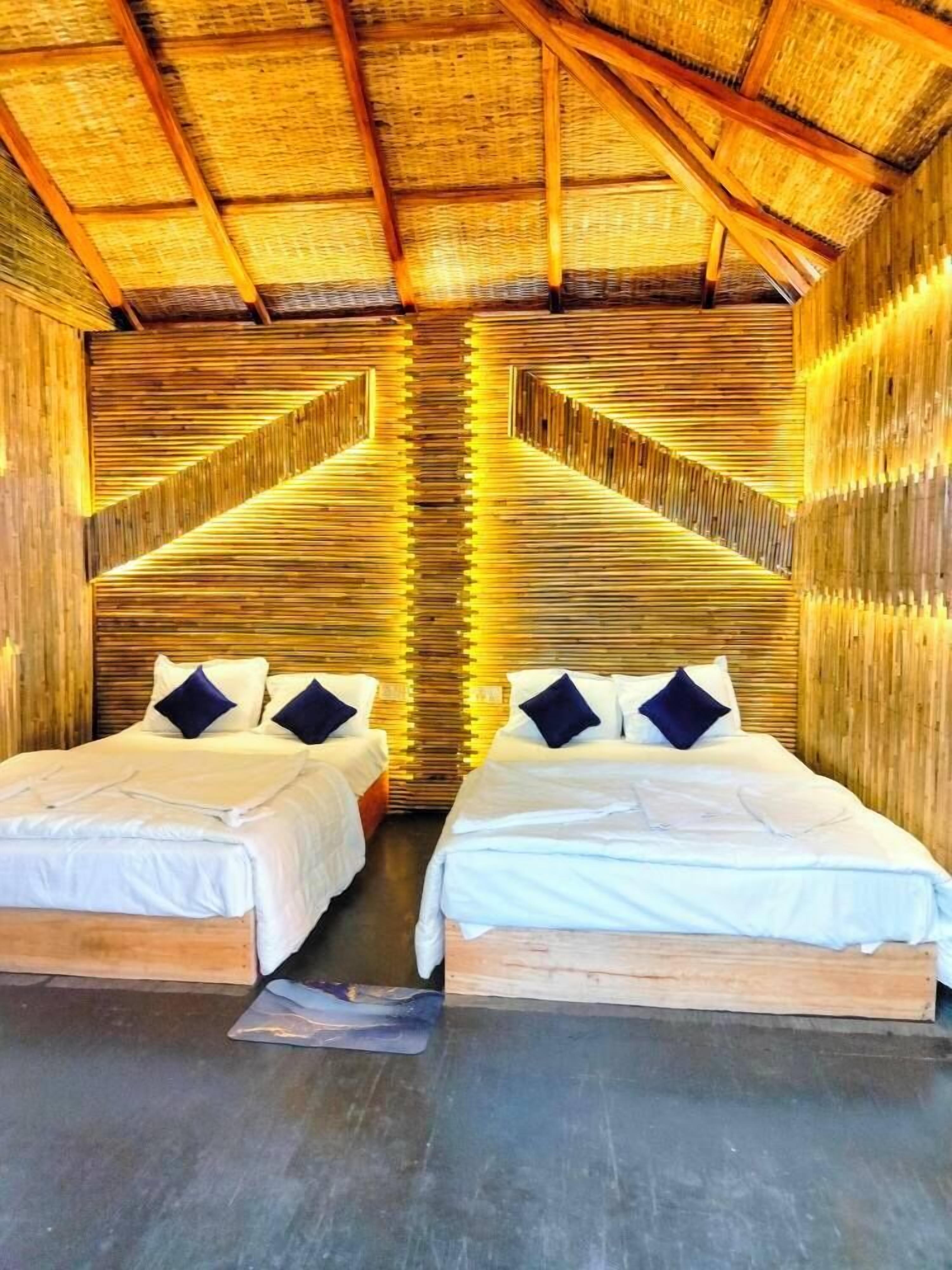 Superior Quadruple Room | Bathroom | Free toiletries, towels, soap, shampoo