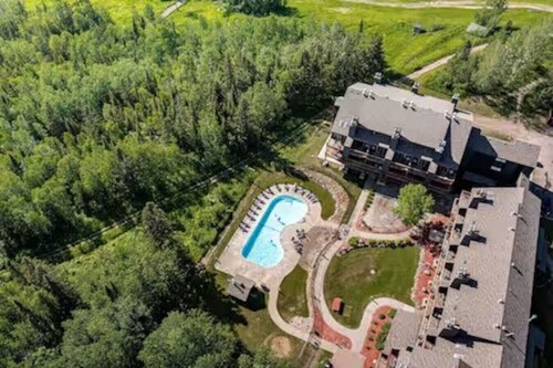 North Shore Knotty Loft | Ski-In/Ski-Out | Hot Tub