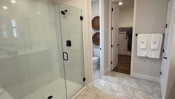SĂšche-cheveux, serviettes fournies, savon, papier toilette
