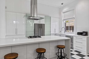 Fridge, microwave, oven, stovetop - Heritage Bluestone Home near Scotch College (Mitcham)
