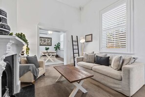 TV, offices - Heritage Bluestone Home near Scotch College (Mitcham)