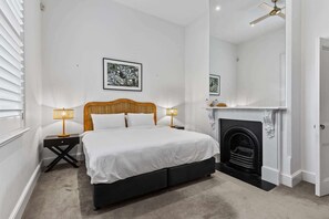 Desk, WiFi, bed sheets - Heritage Bluestone Home near Scotch College (Mitcham)