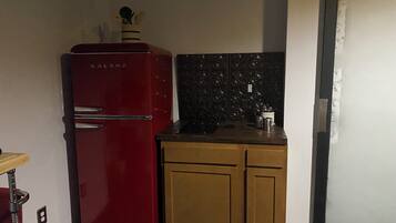 Køleskab, mikrobølgeovn, kogeplade, kaffe-/temaskine