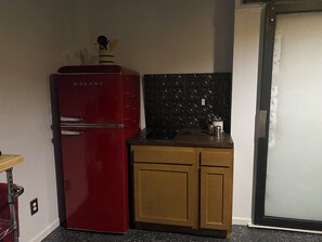 Een koelkast, een magnetron, een kookplaat