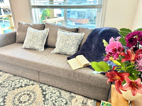 Smart TV, books. Private Entire Guest Suite, 1 min to bus stops to Downtown and many attractions.