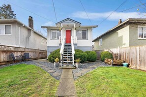 Exterior - Private Entire Guest Suite, 1 min to bus stops to Downtown and many attractions. (Vancouver)