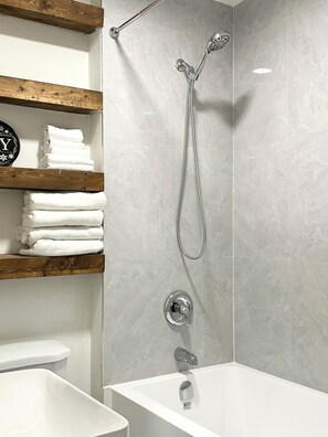 Hair dryer, towels, soap, shampoo - Private Entire Guest Suite, 1 min to bus stops to Downtown and many attractions. (Vancouver)