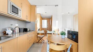 Frigorífico, microondas, horno y lavavajillas