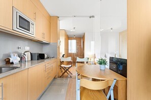 Fridge, microwave, oven, dishwasher - GuestReady - Cozy Studio Near Arrábida Shopping (Vila Nova de Gaia)