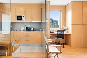 Een koelkast, een microgolfoven, een oven, een vaatwasser