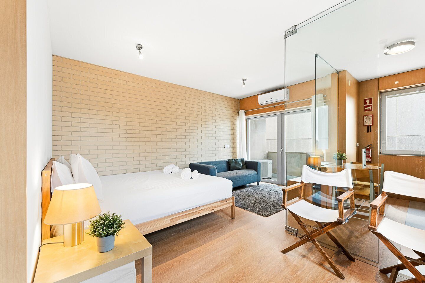 Fer et planche à repasser, accès Internet, draps fournis