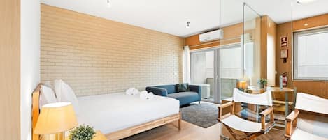 Tabla de planchar con plancha, Internet, ropa de cama