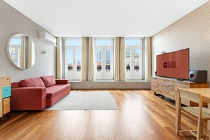 TV - GuestReady-Luxurious Haven in Porto's Heart (Porto)