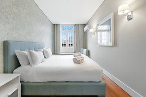 2 bedrooms, iron/ironing board, Internet, bed sheets - GuestReady-Luxurious Haven in Porto's Heart (Porto)