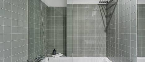 シャワー、ヘアドライヤー、タオル