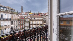 Una vista di un centro storico con architettura tradizionale, tra cui una torre imponente e diversi stili di edifici.