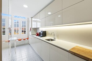Fridge, microwave, oven, dishwasher - GuestReady-Luxurious Haven in Porto's Heart (Porto)