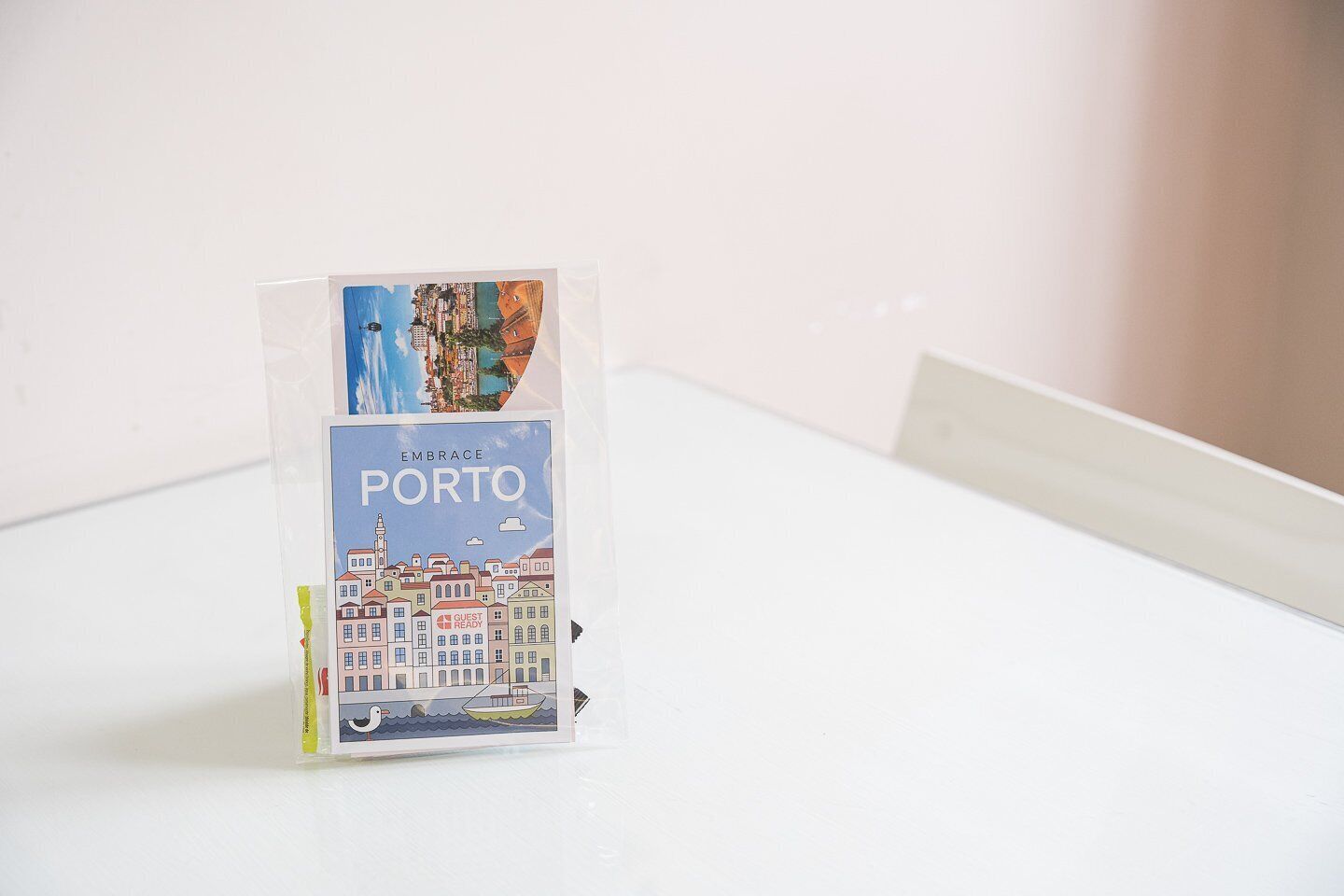 Ein Reiseführer mit dem Titel „Embrace Porto“, der Illustrationen von Gebäuden und einem Boot auf dem Cover zeigt.